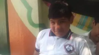 Niños besandose