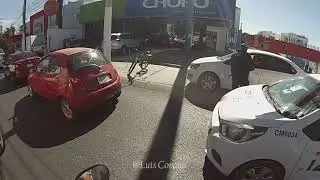 Personal de Transito subiendo auto a banqueta para infraccionar
