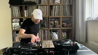 SCRATCHING ON THE PIONEER XDJ 1000 MK2