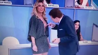 SÍLVIO SANTOS PUXA VESTIDO DA LÍVIA ANDRADE E MOSTRA OS SEIOS