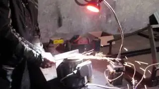 Гуцул гострить ніж
