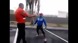 Briga... Tamanho não é documento!! grandão cai com um soco ...