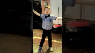 Роман танцует