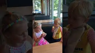 Милые дети впервые наслаждаются ванильным рожком от McDonald's. Вам нравятся добавки на мороженое?