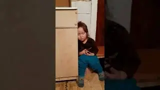 спит на горшке