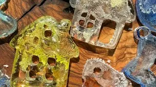 Иней чернилами внутри смолу