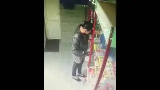 Цыганка украла огромный плазменный телевизор и попала на видео в Краснодаре