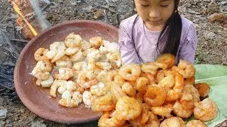 Primitive Technology - Cooking Shrimp on Clay with Little Girl