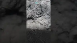 Escaladores huyen de la erupción del Dukono