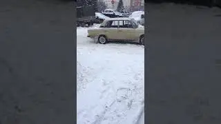 В Пензе огромный еж толкает "Жигули"
