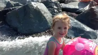 Адлер. Сочи. Купаемся в море, играем с мячем Хелоу Китти