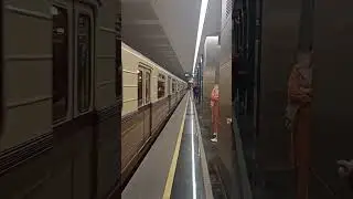 (ПАРАД ПОЕЗДОВ)Ретро поезд Сокольники (81-717)прибывает на станцию Варшавская (11)г.Москва