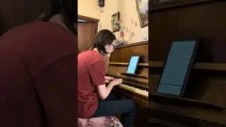 Молодое дарование Глеб Кильдюшевский играет с нотного стана без репетиций