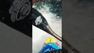 Прыгнул на каяке в опасный водопад