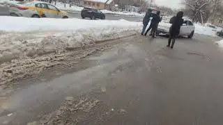 Устроил драку на тротуаре и разбил бампер.