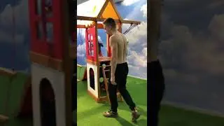 Качок делает что-то странное