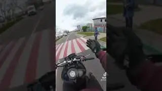 Передумала переходить через дорогу