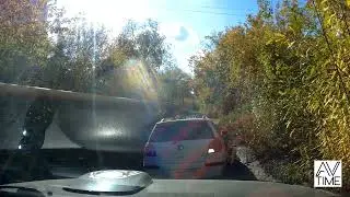 Pajero Sport-1 вытаскивает Geely Smile из колеи.