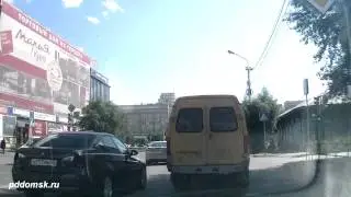 BMW поворачивает вправо с левого ряда