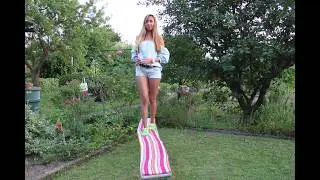 Model Luisa tanzt und zaubert und verzaubert im Garten auf dem Tisch