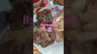Вот и готов обед для нашего дедушки!Борщ!Домашняя сметана!Мясо на косточках!Аджичка!Чёрный хлеб!Ммм!