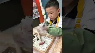 Lần đầu tiên Tom được đẽo thạch cao tìm khủng long hóa thạch tại Siêu thị Go Huế| Tom Ten Family