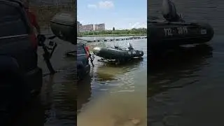 СПУСК НА ВОДУ И ПОДЪЕМ БОЛЬШОЙ ЛОДКИ ПВХ БЕЗ РОЛИКОВОЙ СИСТЕМЫ.