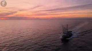 Gün batımında balıkçı teknesi drone ile nasıl görünür?