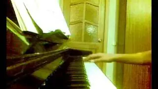 девушка красиво играет на пианино Yann Tiersen - Spring Piano cover