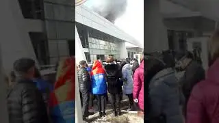 горит автосалон Рольф на ул.савушкина в Санкт-Петербурге 28 марта 2018г.