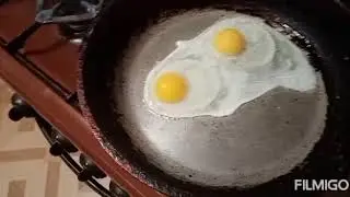 Жарим яичницу.