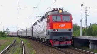 Электровоз ЧС7-228 с пассажирским поездом на станции Шемякино