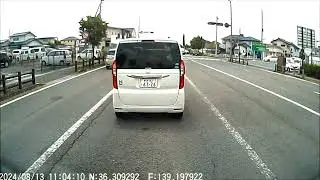 車内後席でヘッドバンキングする人