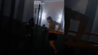 Отжимания на брусьях в исполнении девушки