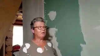 Обкладываю клубнику и картофель сеном, прореживаю малину, продолжаю работу в доме, делаю крыльцо.