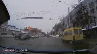 Как обычно, наши чиканутые маршрутчики, которые клали на безопастность пасажиров.