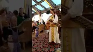 Дети танцуют под русские гусли GUSLI