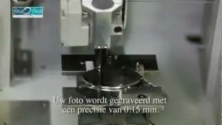 Zo GRAVEREN wij uw foto op diverse sieraden, sleutelhangers, zippo's, etc.