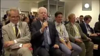 Udo van Kampen grölt Angela Merkel ein Ständchen - Hollande ist begeistert