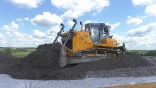 Новый российский бульдозер ДСТ Урал D14 распределяет щебень часть 1