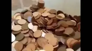пол из монеток.