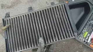 Replacing the air filter of the interior of the BMW BMW E60 E63 E65 E90