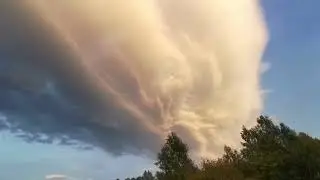 Wielka chmura soczewkowata (altocumulus lenticularis) nad Sudetami [13.10.2023]