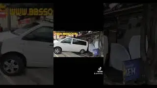 Сочи, дтп на транспортной, машина въехала в магазин сантехники Аквамен