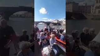 Lorenzo Andreaggi canta dal vivo sull'Arno nelle barche dei Renaioli