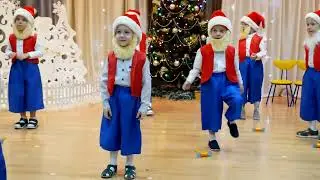 Танец гномиков на новогоднем утреннике.