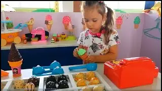 ЯРОСЛАВА В ИГРОВОМ ЦЕНТРЕ.