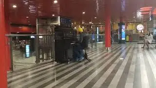 Любой желающий играет на пианино ночью