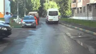 Маршрутный автобус в жилой зоне