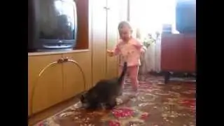 Кошка защищает котенка